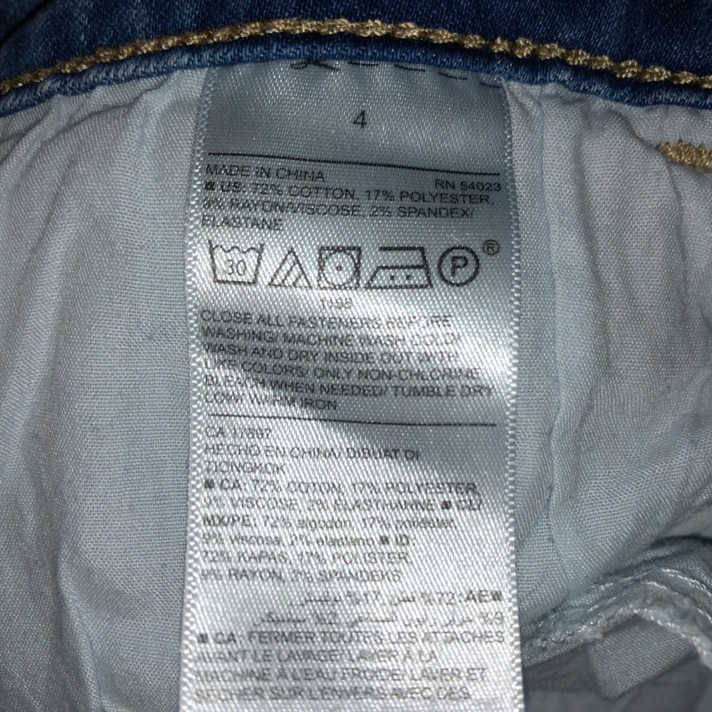 High Rise Light Wash Ripped Jean - Picture 4 of 4